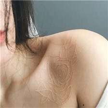 美女锁骨上性感的隐形玫瑰纹身图案欣赏